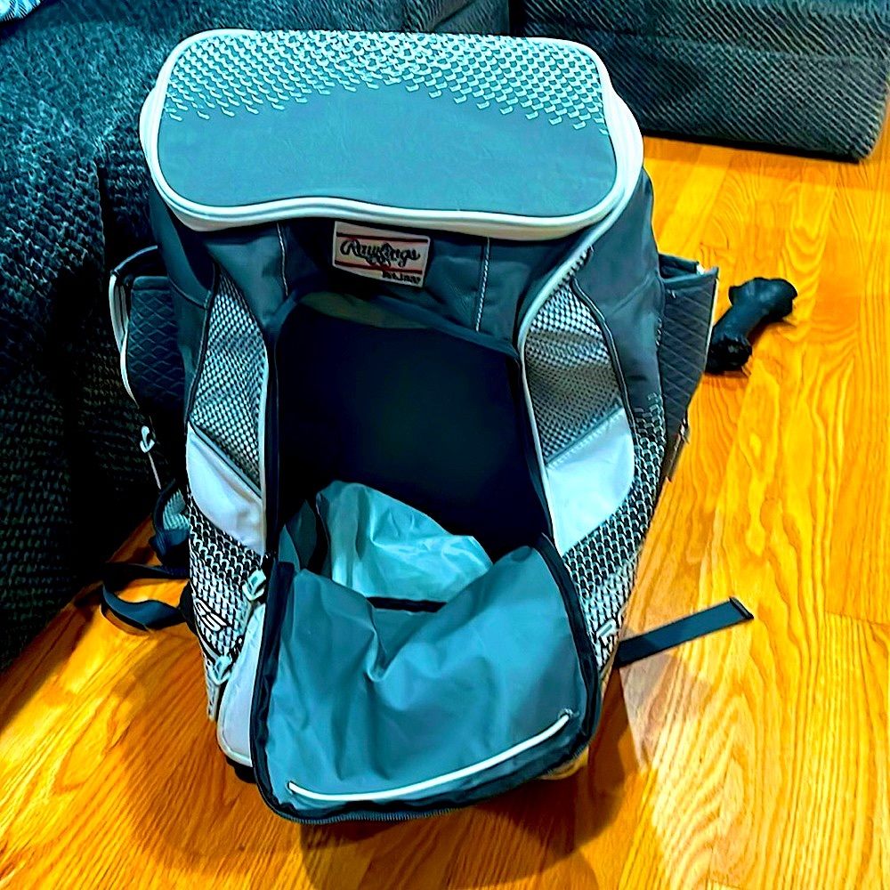 Used Rawlings bag still in good condition a lot of space.